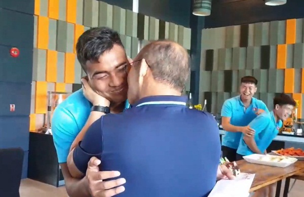 HLV Park Hang-seo khiến học trò nổi da gà khi đi spam nụ hôn, rồi nói đầy tình cảm: Như bố hôn con trai thôi chứ có gì đâu-2