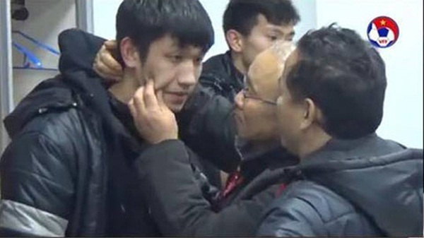 HLV Park Hang-seo khiến học trò nổi da gà khi đi spam nụ hôn, rồi nói đầy tình cảm: Như bố hôn con trai thôi chứ có gì đâu-3