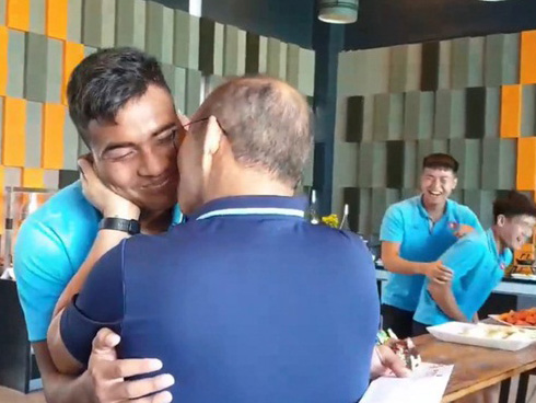 Fan Việt bức xúc với câu hát Bay lên trời là em bay ra ngoài: Phản cảm, nhức đầu, đối thủ chẳng hiểu gì mà lại khiến đội nhà mất tập trung-11