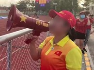 Fan Việt bức xúc với câu hát 'Bay lên trời là em bay ra ngoài': 'Phản cảm, nhức đầu, đối thủ chẳng hiểu gì mà lại khiến đội nhà mất tập trung'