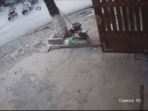 Clip: Người phụ nữ đi xe máy chết thảm dưới bánh xe 