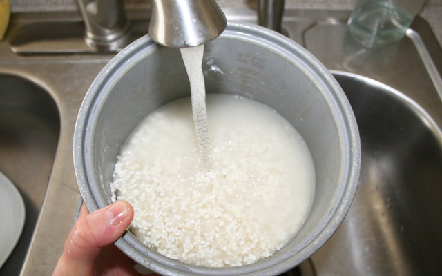 Nấu cơm bằng nước nóng hay nước lạnh mới chuẩn? Câu hỏi tưởng dễ mà 90% bà nội trợ không trả lời đúng-1