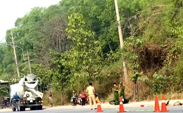 Xe bồn trộn bê tông hất văng xe máy lên vỉa hè, 2 mẹ con chết thảm-1