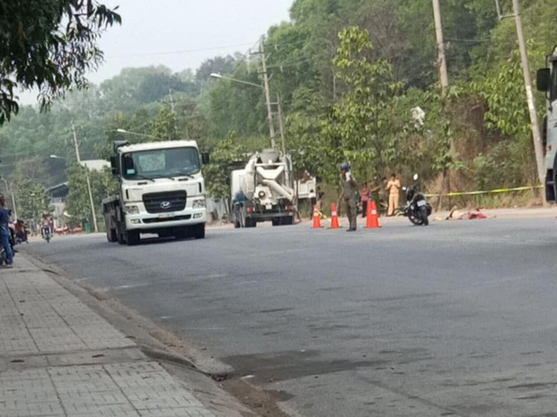 Xe bồn trộn bê tông hất văng xe máy lên vỉa hè, 2 mẹ con chết thảm-2