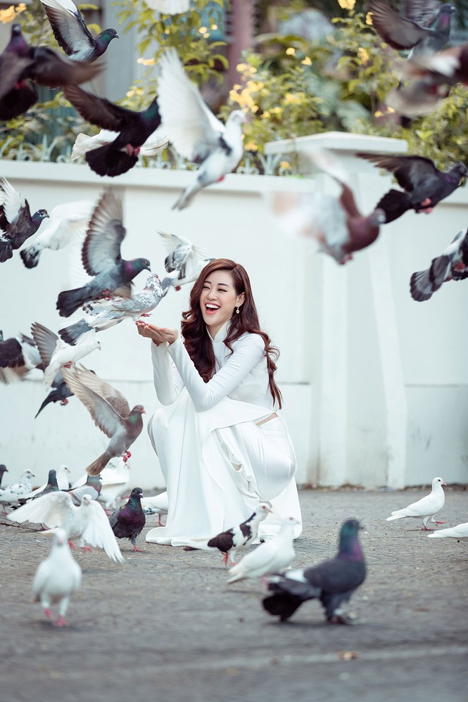 Hoa hậu Khánh Vân diện áo dài trắng, khoe dáng quyến rũ trên phố Xuân-11