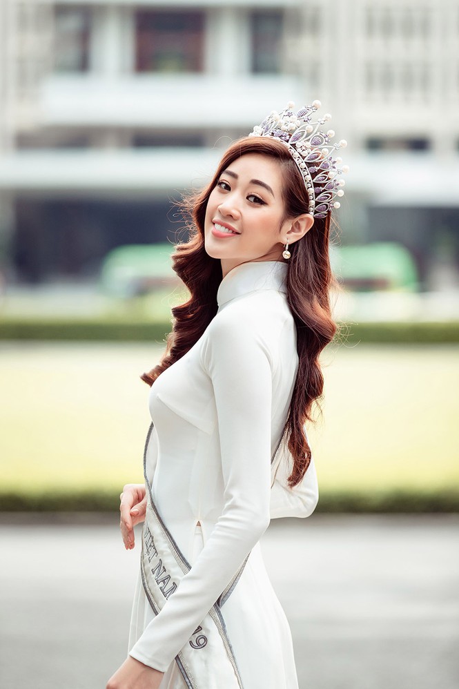 Hoa hậu Khánh Vân diện áo dài trắng, khoe dáng quyến rũ trên phố Xuân-2