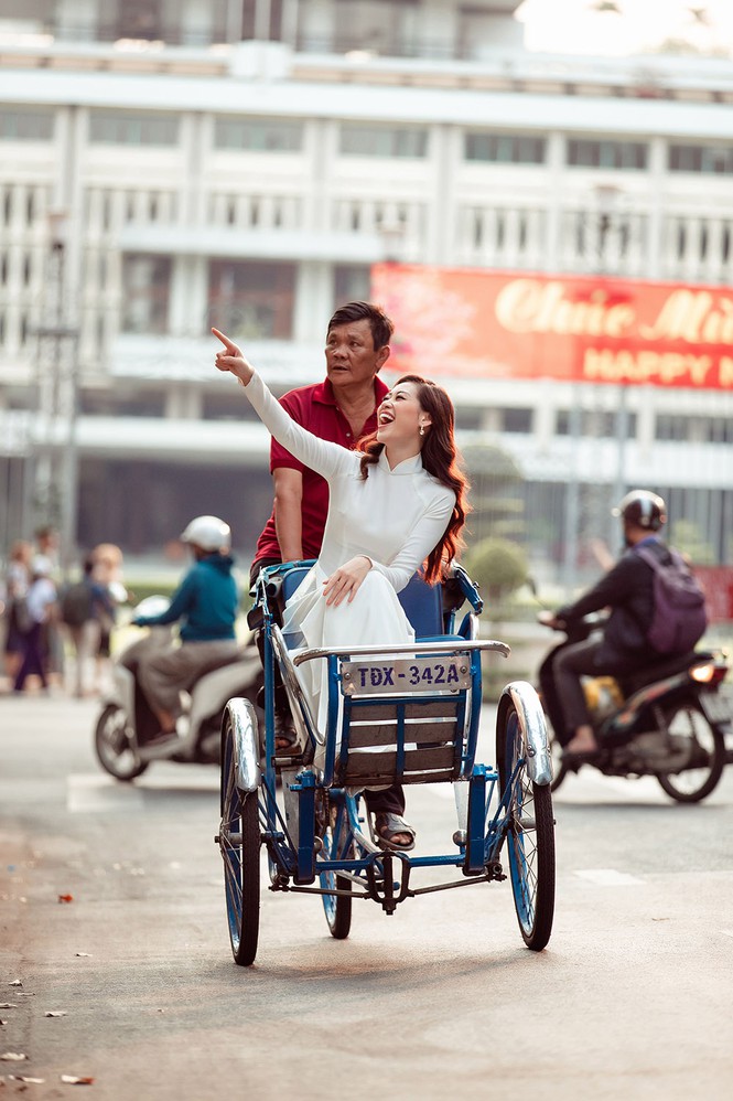 Hoa hậu Khánh Vân diện áo dài trắng, khoe dáng quyến rũ trên phố Xuân-3