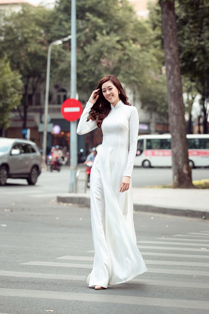 Hoa hậu Khánh Vân diện áo dài trắng, khoe dáng quyến rũ trên phố Xuân-4