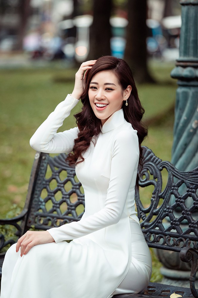 Hoa hậu Khánh Vân diện áo dài trắng, khoe dáng quyến rũ trên phố Xuân-5