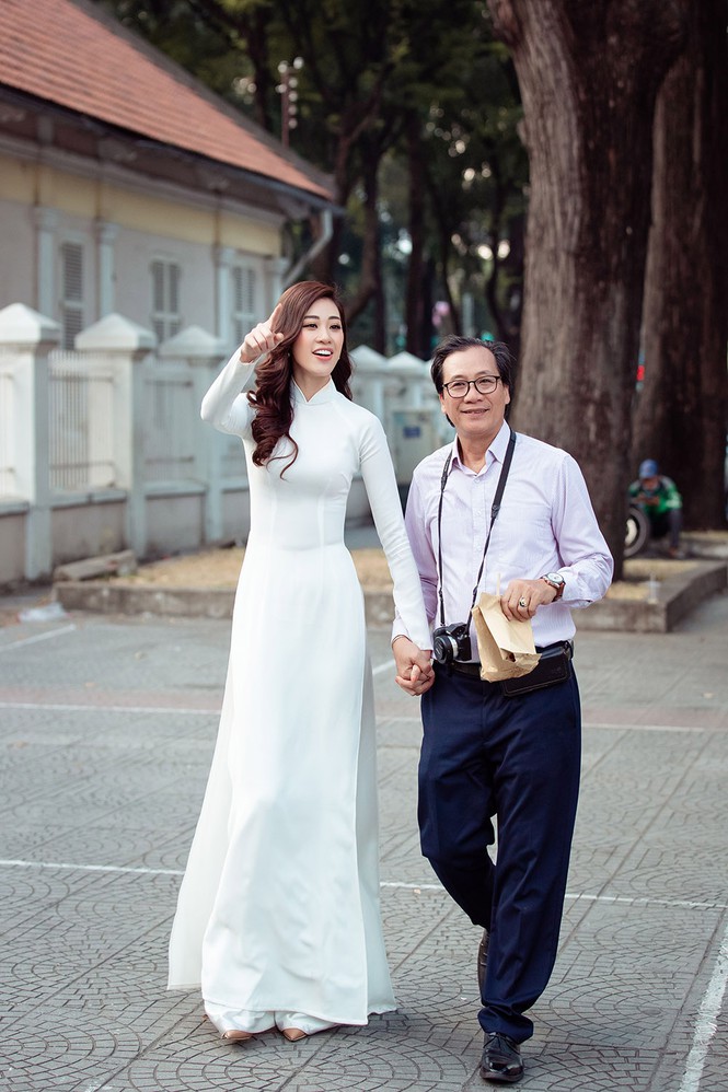 Hoa hậu Khánh Vân diện áo dài trắng, khoe dáng quyến rũ trên phố Xuân-8