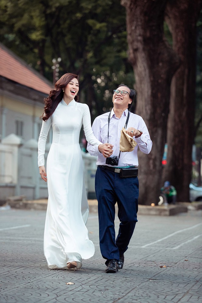 Hoa hậu Khánh Vân diện áo dài trắng, khoe dáng quyến rũ trên phố Xuân-9