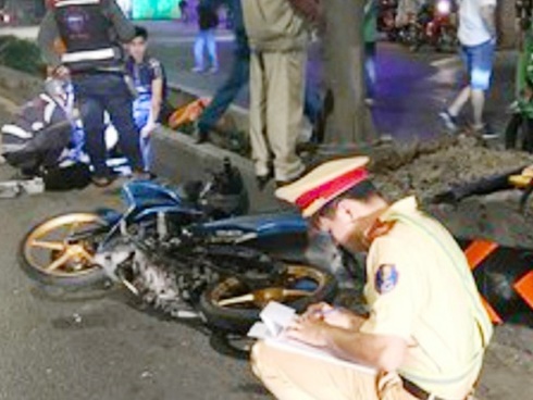 Xe tải chạy nhanh mất kiểm soát, lật nghiêng rồi tông xe khác-1