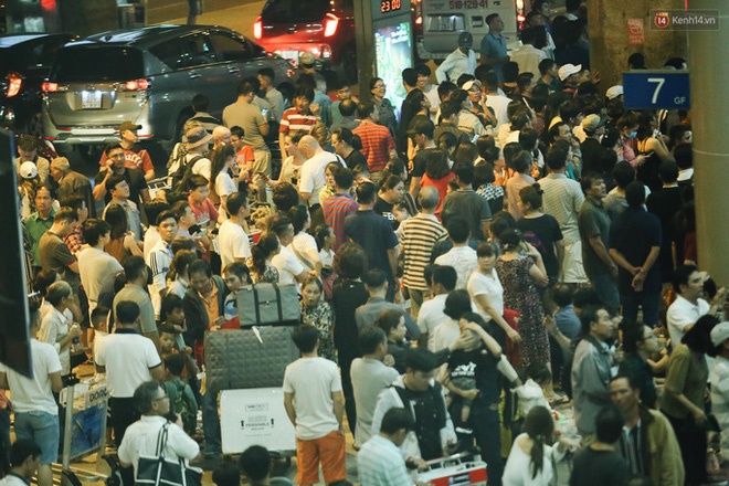 Biển người đang dồn về sân bay Tân Sơn Nhất-1