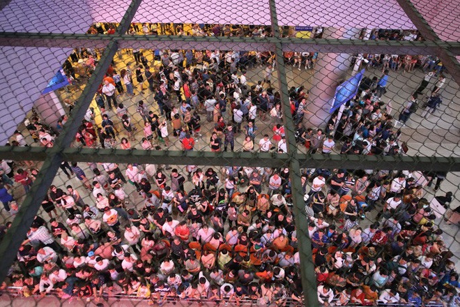 Biển người đang dồn về sân bay Tân Sơn Nhất-2