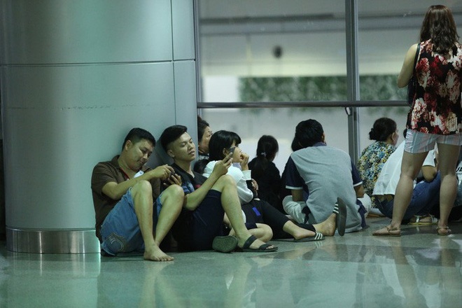 Biển người đang dồn về sân bay Tân Sơn Nhất-3