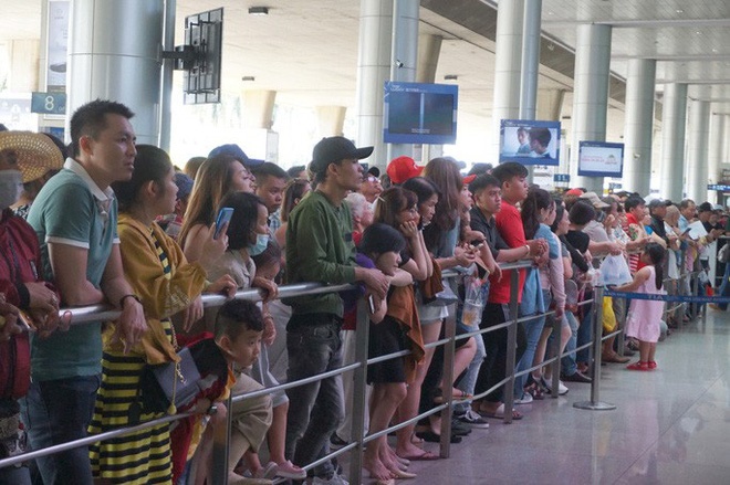 Biển người đang dồn về sân bay Tân Sơn Nhất-5