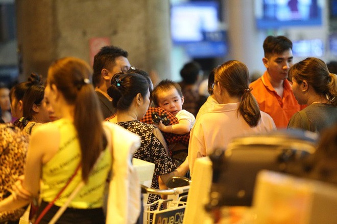 Biển người đang dồn về sân bay Tân Sơn Nhất-6