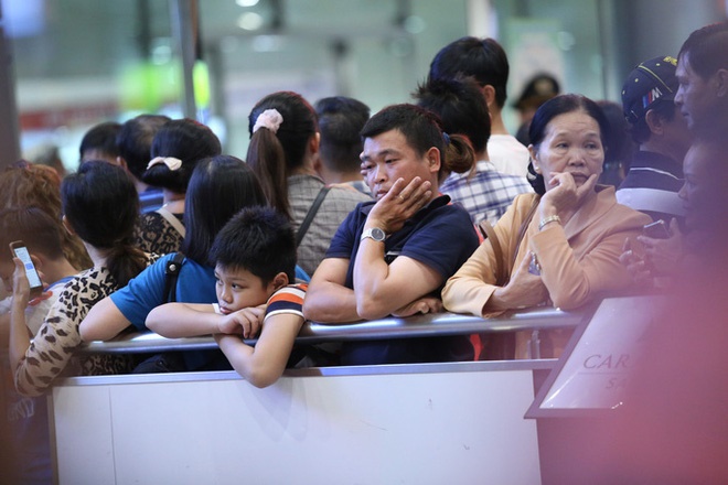 Biển người đang dồn về sân bay Tân Sơn Nhất-7