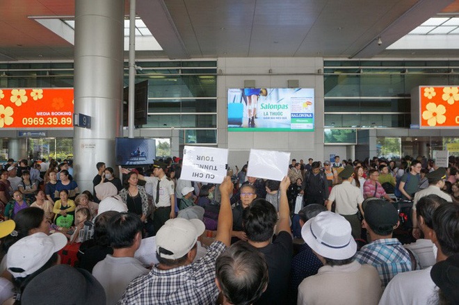 Biển người đang dồn về sân bay Tân Sơn Nhất-8