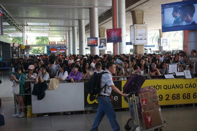 Biển người đang dồn về sân bay Tân Sơn Nhất-10