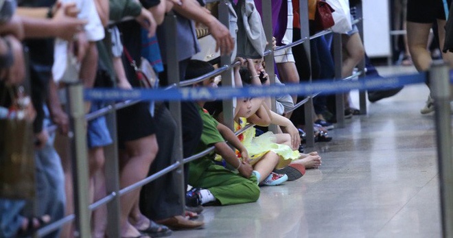 Biển người đang dồn về sân bay Tân Sơn Nhất-11