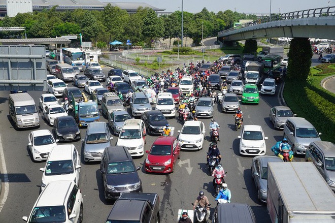 Biển người đang dồn về sân bay Tân Sơn Nhất-12