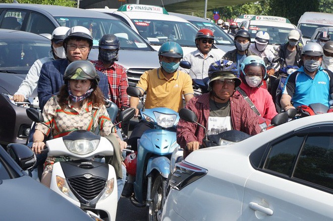 Biển người đang dồn về sân bay Tân Sơn Nhất-13