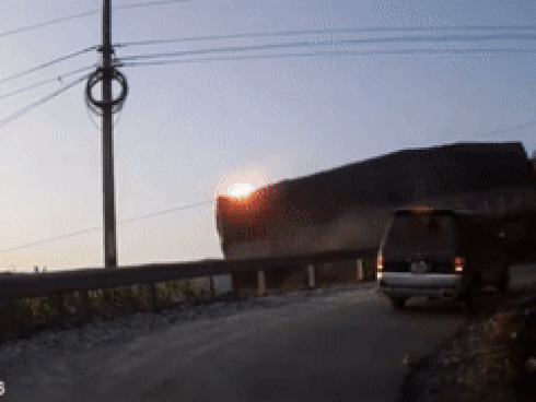 Cảnh container tuột dốc suýt rơi xuống vực ở Hà Giang