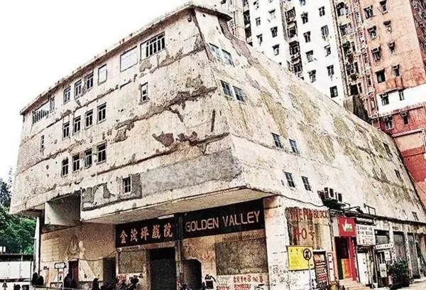 Rạp hát bị bỏ hoang ở trung tâm Hong Kong và lời đồn về cậu bé cùng mẹ xem phim nhìn thấy nhiều người trong rạp nhưng mẹ thì không-1