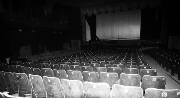 Rạp hát bị bỏ hoang ở trung tâm Hong Kong và lời đồn về cậu bé cùng mẹ xem phim nhìn thấy nhiều người trong rạp nhưng mẹ thì không-3