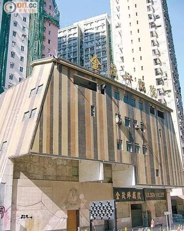 Rạp hát bị bỏ hoang ở trung tâm Hong Kong và lời đồn về cậu bé cùng mẹ xem phim nhìn thấy nhiều người trong rạp nhưng mẹ thì không-4