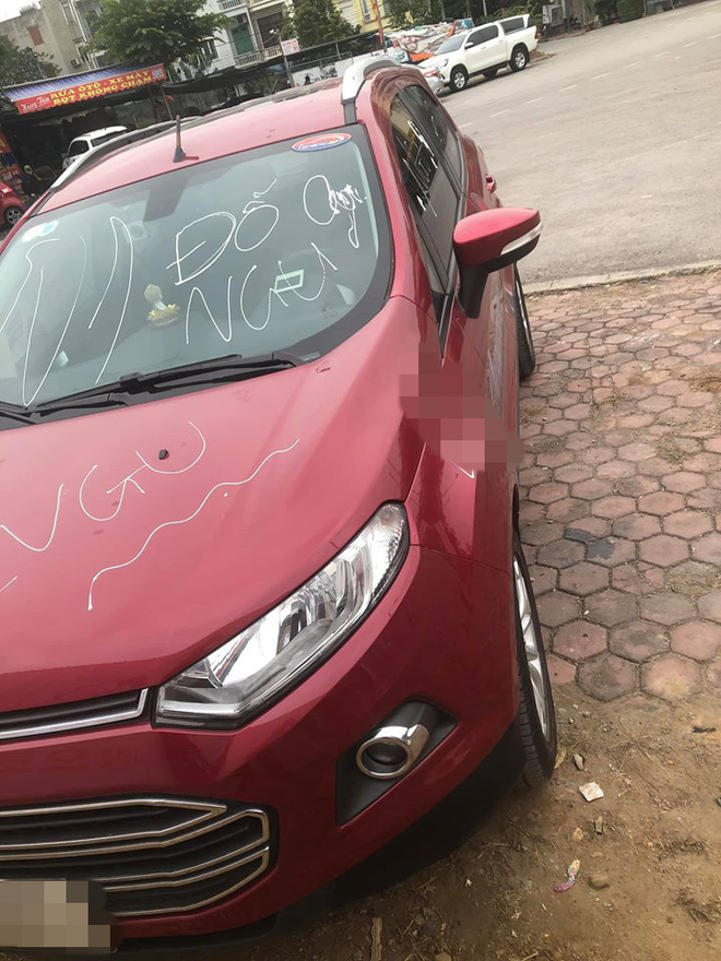 Đỗ xe ở vỉa hè rồi đi uống cafe, lúc quay trở lại tài xế tái mặt khi thấy 4 dòng chữ-1