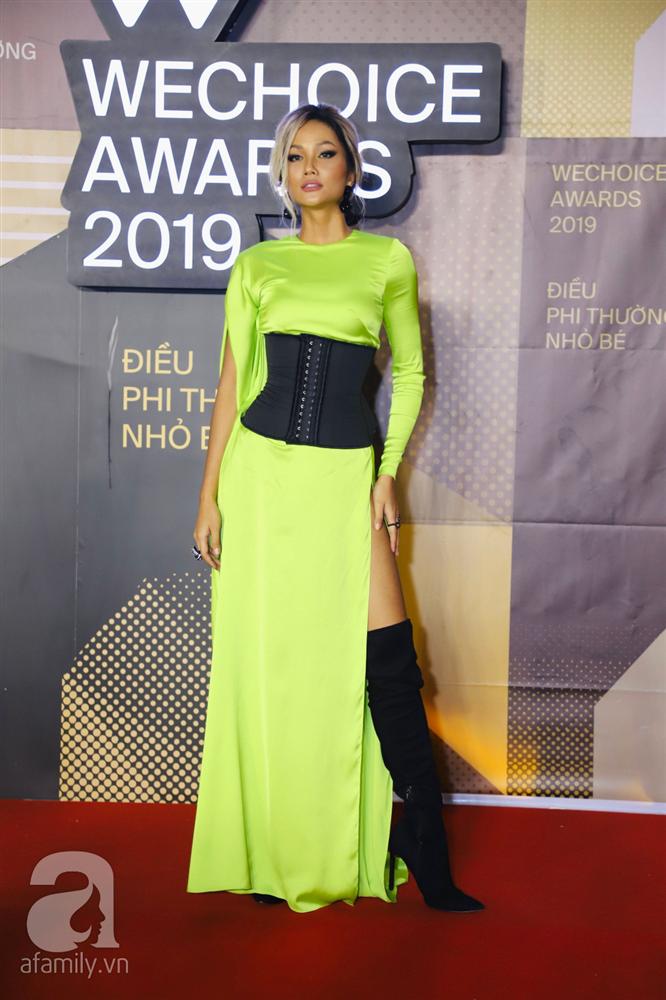 Chẳng đụng trang phục, loạt mỹ nhân Việt lại đụng nhau công thức khoe dáng tại thảm đỏ WeChoice Awards 2019-3