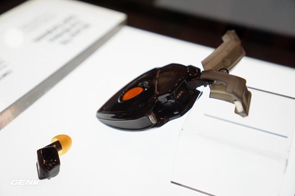 Cận cảnh chiếc tai nghe nhỏ và nhẹ nhất trên thế giới với mức giá khủng-3