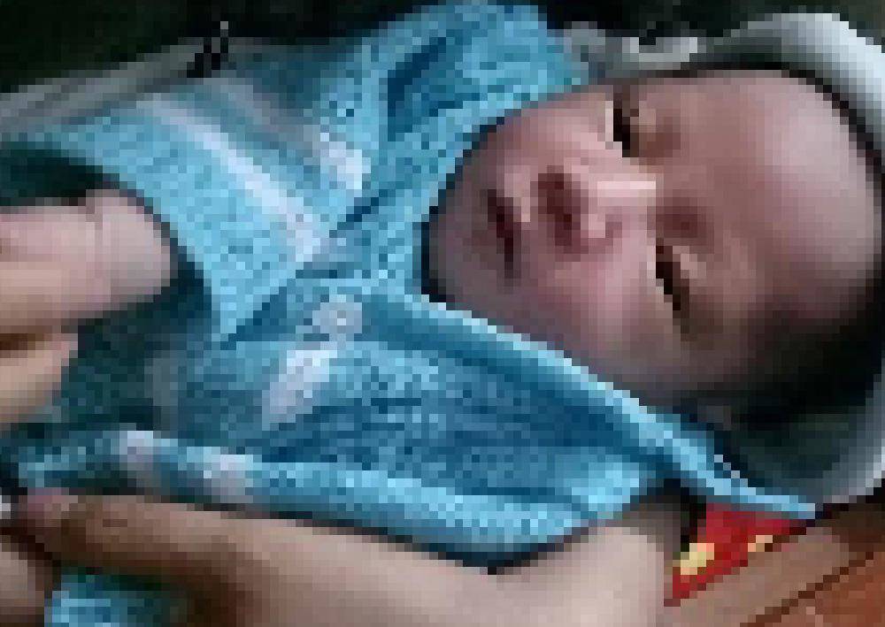 Bé sơ sinh bị bỏ rơi trước nhà cặp vợ chồng hiếm muộn kèm bức thư: Mẹ xin lỗi...-1