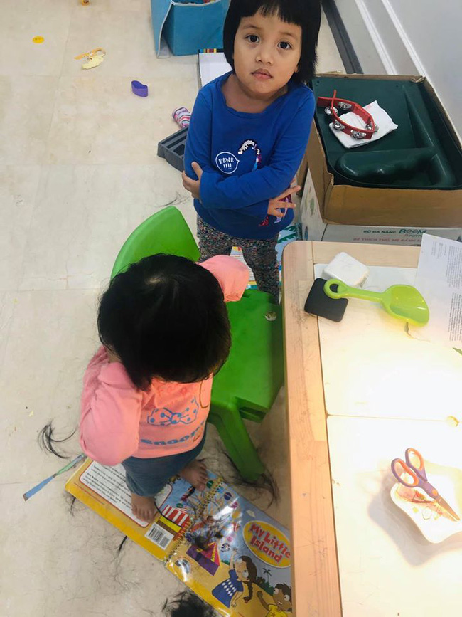 Sơ ý ngủ quên 30 phút, hot mom Minh Trang hốt hoảng phát hiện 3 con gái tự cắt tóc cho nhau trụi húi cả mảng-1