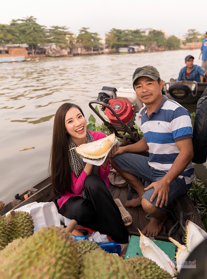 Á hậu Kim Duyên đi dép tổ ong thăm lại quê nhà-2