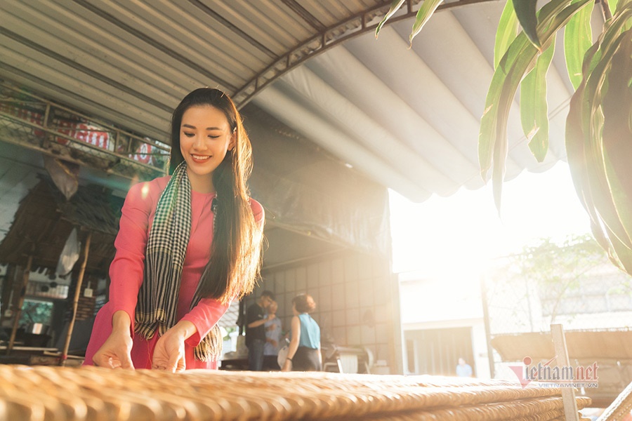 Á hậu Kim Duyên đi dép tổ ong thăm lại quê nhà-3