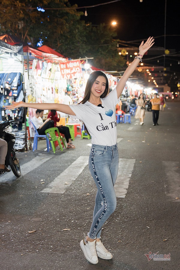 Á hậu Kim Duyên đi dép tổ ong thăm lại quê nhà-4