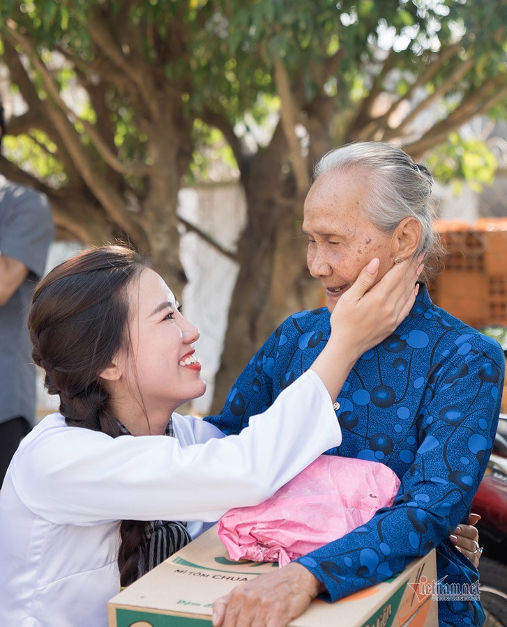 Á hậu Kim Duyên đi dép tổ ong thăm lại quê nhà-6