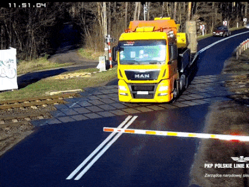 Tàu hoả đâm xe tải