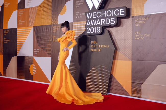 Elly Trần xuất hiện lộng lẫy như đóa hoa, trấn an fan về việc hốc hác, sụt cân vì nghi án chia tay chồng Tây-1