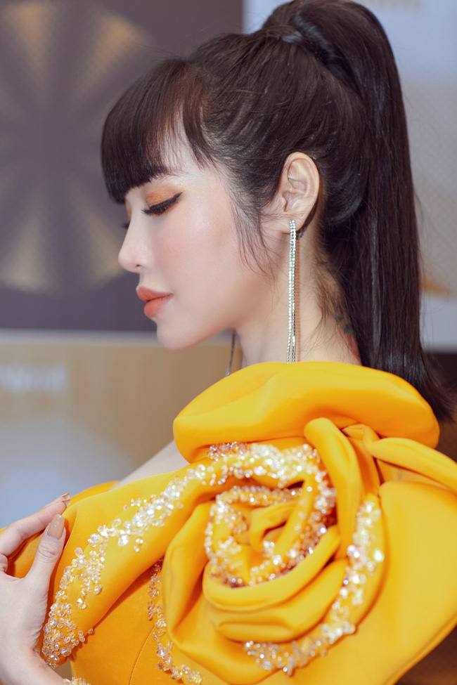 Elly Trần xuất hiện lộng lẫy như đóa hoa, trấn an fan về việc hốc hác, sụt cân vì nghi án chia tay chồng Tây-6