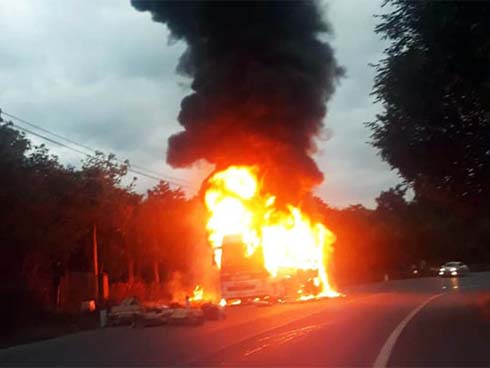 Đang cháy lớn tại tòa nhà dầu khí ở Thanh Hóa, nhiều người mắc kẹt 1 người chết-3