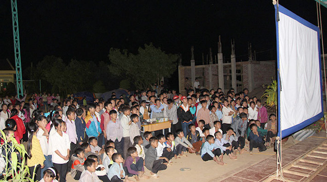 MC Thảo Vân: Tôi bị ném một nửa viên gạch đúng đỉnh đầu, máu chảy đầy mặt-2