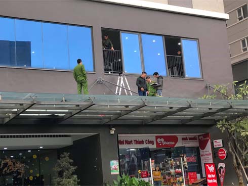 Vụ bé gái 5 tuổi rơi tầng cao chung cư tử vong: Người mẹ gào khóc Cho em ra gặp con, con em còn chưa ăn uống gì-4