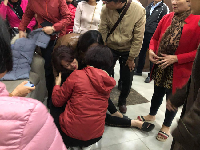 Vụ bé gái 5 tuổi rơi tầng cao chung cư tử vong: Người mẹ gào khóc Cho em ra gặp con, con em còn chưa ăn uống gì-2