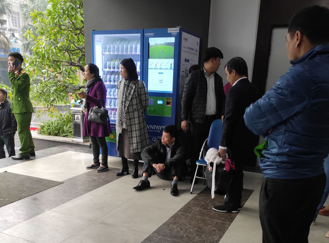 Vụ bé gái 5 tuổi rơi tầng cao chung cư tử vong: Người mẹ gào khóc Cho em ra gặp con, con em còn chưa ăn uống gì-3