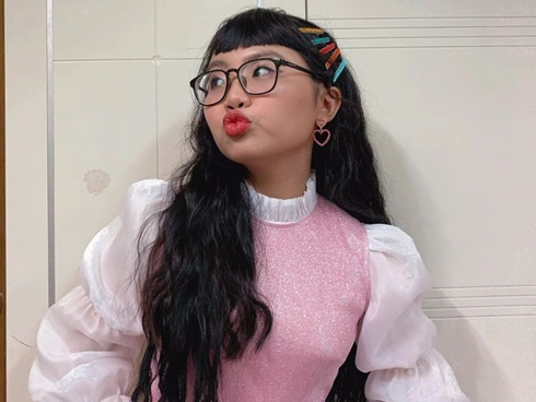 Hoa hậu Tường Linh mặc áo đúc bằng kim loại, nặng 3kg đi sự kiện-10