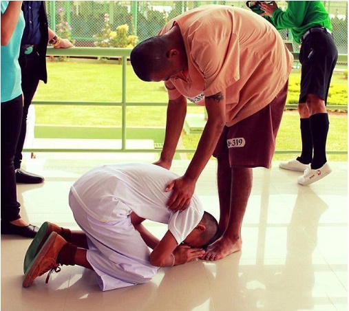 Tình cờ gặp con trai trong hoàn cảnh đáng xấu hổ, ông bố vội quay mặt đi nhưng phản ứng bất ngờ của con khiến tất cả lặng người-1